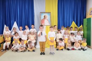 Ojcze Święty – jesteś w naszych sercach