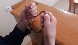 „…miłować, niosąc cierpienie drugiego człowieka”