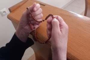 „…miłować, niosąc cierpienie drugiego człowieka”