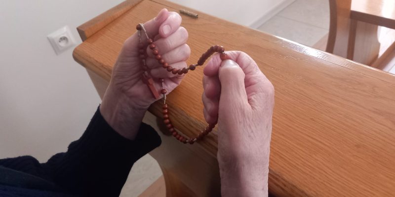 „…miłować, niosąc cierpienie drugiego człowieka”