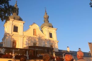 Wijcie panny z&nbsp;róż wieńce Kalwaryjskiej Panience